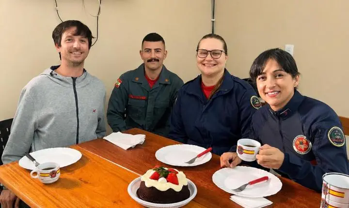 Após superar acidente gravíssimo, jovem visita bombeiros que participaram do seu resgate