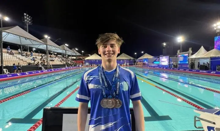Atleta de natação do Lira representa Santa Catarina em competição internacional e ganha ouro
