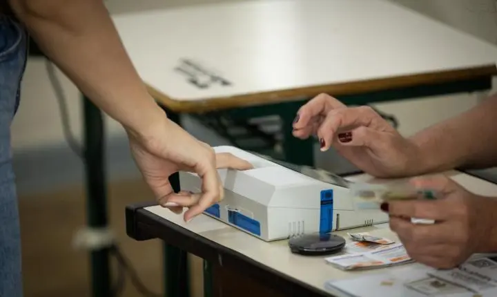 Balanço parcial do TRE-SC aponta substituição de 46 urnas e filas acima de 40 eleitores em 4,17% das seções