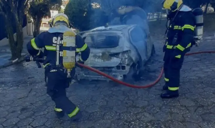 Bombeiros combatem incêndio em veículo no município de São José (SC)
