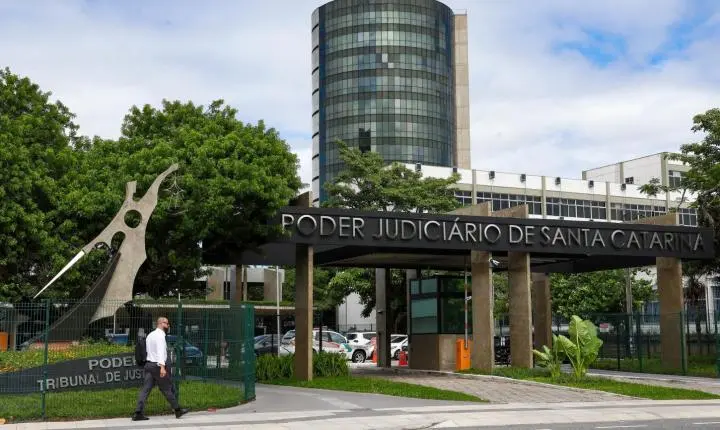 Candidata trans vai realizar TAF com critérios femininos em seleção da PM de SC