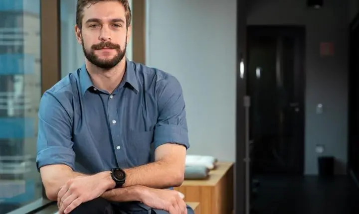 Catarinenses retiram R$ 4 bilhões da poupança nos últimos cinco anos e ampliam entrada em criptoativos.