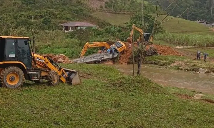 CBMSC atende vítima presa em ferragem após queda de veículo de ribanceira, em Antônio Carlos, (SC).