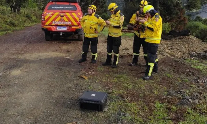 CBMSC encontra destroços da aeronave desaparecida na serra catarinense, com tripulantes.