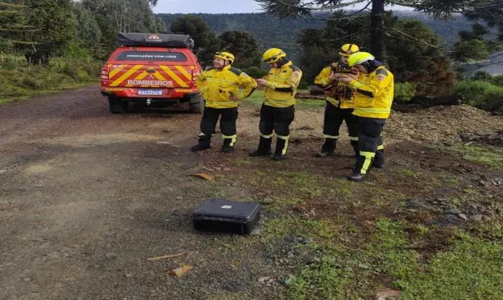 CBMSC encontra destroços da aeronave desaparecida na serra catarinense, com tripulantes.