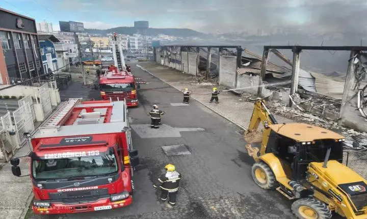 CBMSC mobiliza cerca de 60 bombeiros e mais de 15 viaturas para combater incêndio de grandes proporções em São José