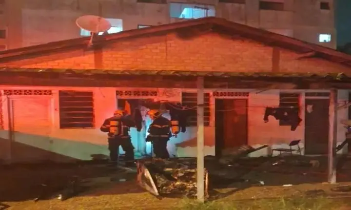 CBMSC resgata homem em incêndio em residência no Sertão do Maruim, em São José (SC).