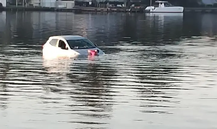 CBMSC RESGATA VEÍCULO QUE ESTAVA DENTRO DA LAGOA DA CONCEIÇÃO EM FLORIANÓPOLIS. 