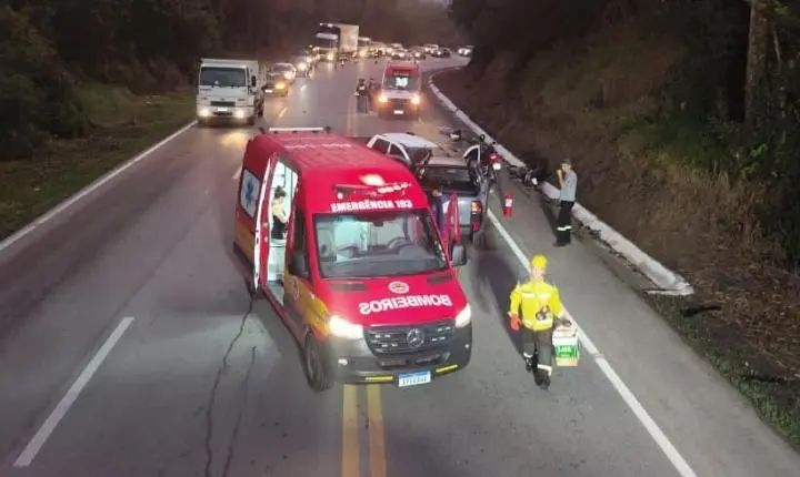 Colisão envolvendo três veículos deixa uma vítima fatal na Grande Florianópolis.