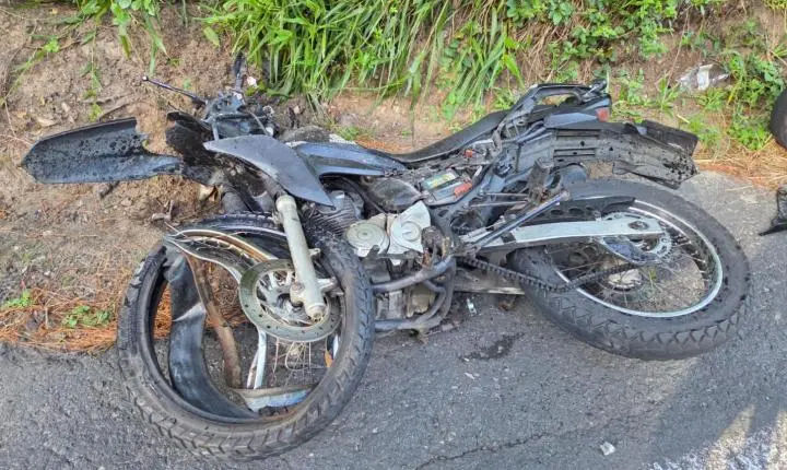 COLISÃO FRONTAL ENTRE CARRO E MOTOCICLETA DEIXA UMA VÍTIMA FATAL E OUTRA GRAVEMENTE FERIDA EM FLORIANÓPOLIS.