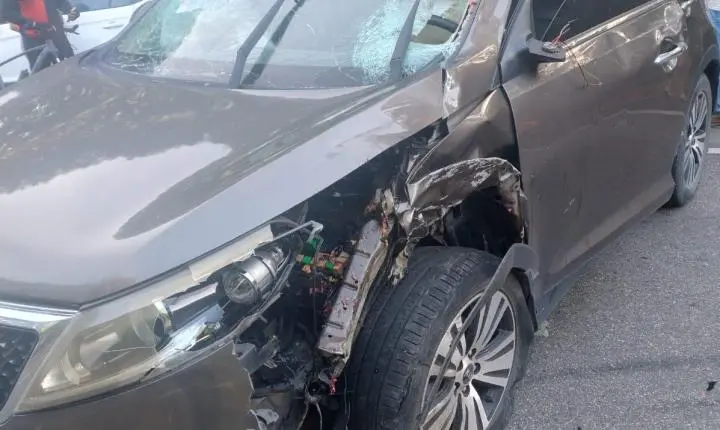 COLISÃO FRONTAL ENTRE CARRO E MOTOCICLETA DEIXA UMA VÍTIMA FATAL E OUTRA GRAVEMENTE FERIDA EM FLORIANÓPOLIS.