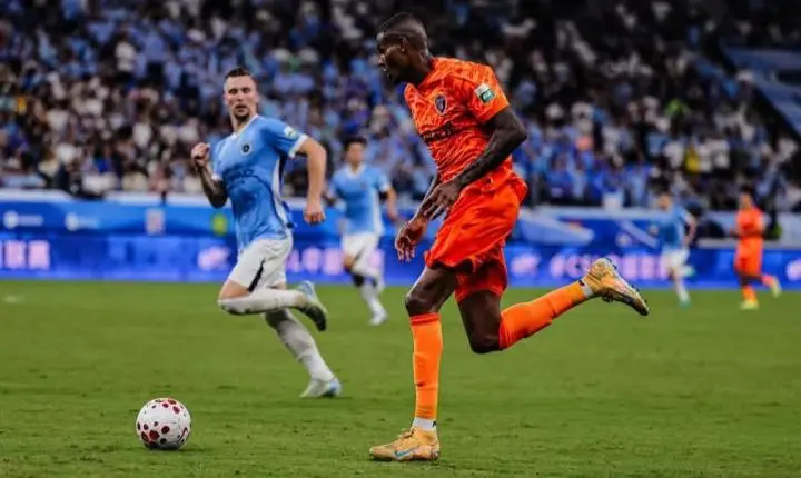 Com protagonismo no futebol chinês, ex-Avaí dá assistência em vitória emocionante e celebra bom início pelo Yunnan Yukun.