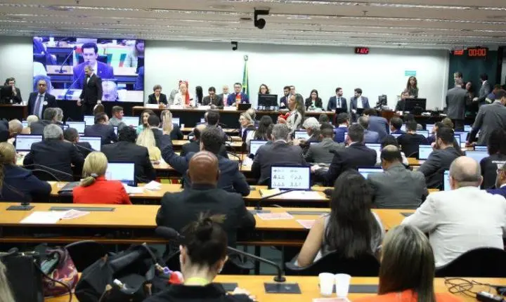Comissão aprova o fim da escala 6x1 e a redução da jornada de 44 para 40 horas semanais