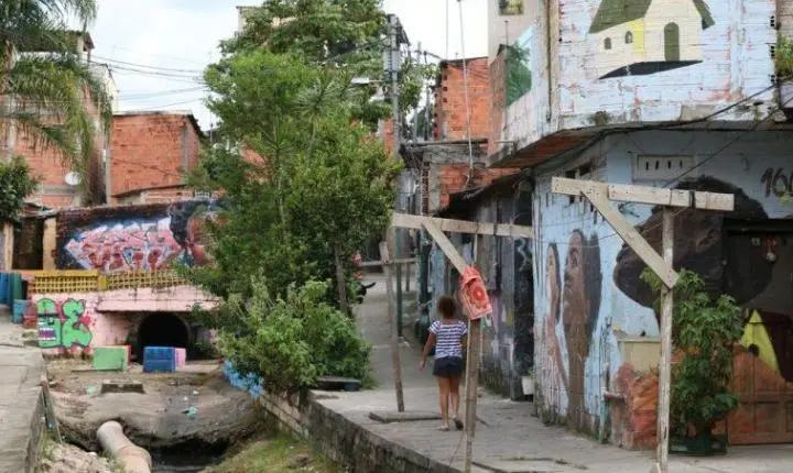 Comissão aprova regra para agilizar transferência de imóveis abandonados a municípios