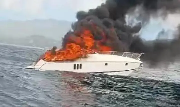 CORPO DE BOMBEIROS MILITAR  ATENDE INCÊNDIO EM EMBARCAÇÃO EM FLORIANÓPOLIS