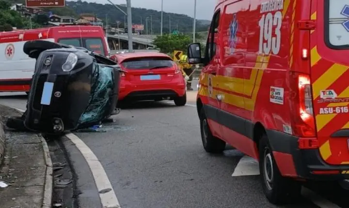 Corpo de Bombeiros Militar atende ocorrência de tombamento na Costeira do Pirajubaé em Florianópolis (SC)