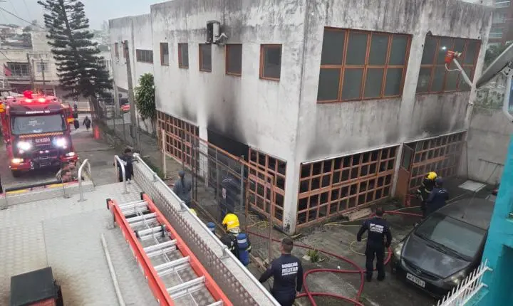 CORPO DE BOMBEIROS MILITAR CONTROLA INCÊNDIO EM GARAGEM NO ESTREITO NA REGIÃO CONTINENTAL DE FLORIANÓPOLIS.