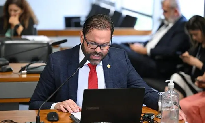 CRE vai aos Estados Unidos acompanhar situação de brasileiros custodiados