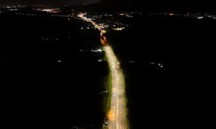 Crescimento urbano em SC impulsiona expansão da rede de iluminação pública para além das metas de modernização
