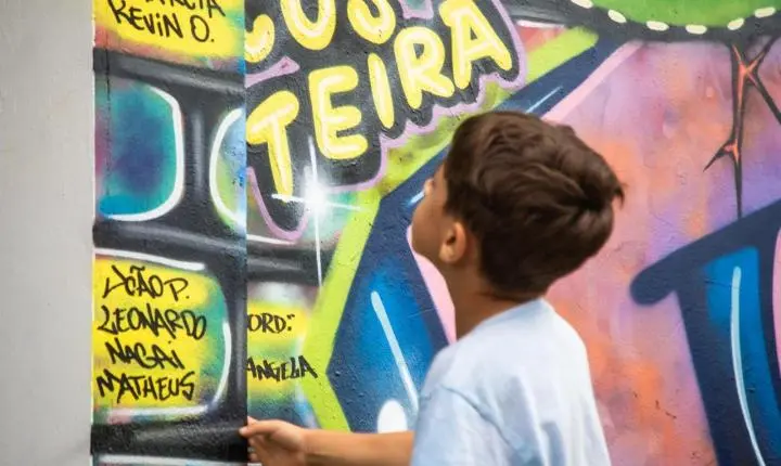 Crianças participam de criação de mural no Jardim Botânico em   homenagem à Ponte Hercílio Luz