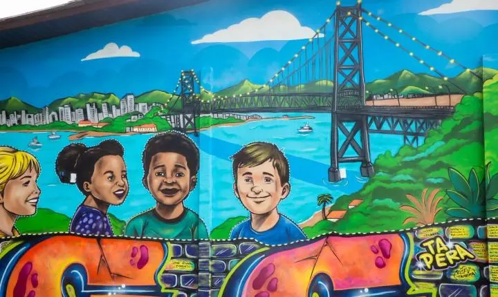 Crianças participam de criação de mural no Jardim Botânico em   homenagem à Ponte Hercílio Luz