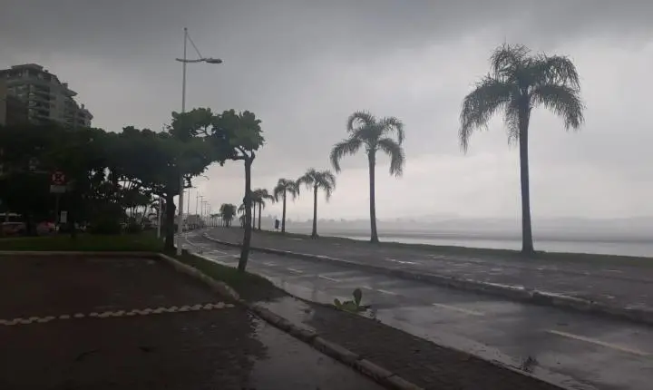 Defesa Civil emite alerta para tempo severo nas próximas horas em Florianópolis