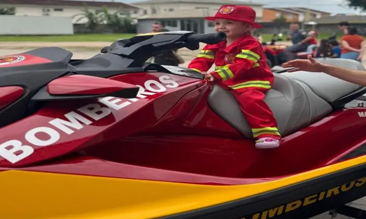 Dia das Crianças antecipado leva milhares de crianças aos quartéis dos Bombeiros em SC