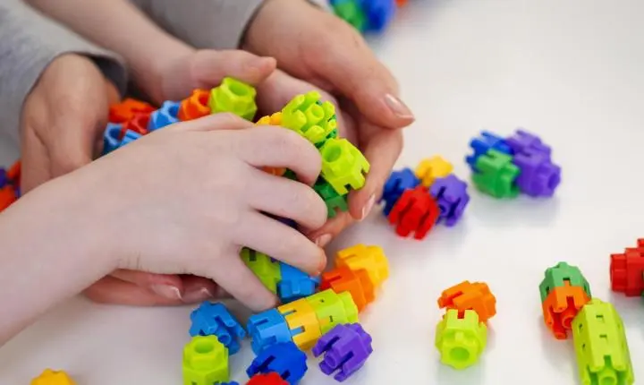 Diagnóstico adequado e psicoterapia promovem desenvolvimento e autonomia de pessoas autistas 