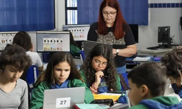EDUCAÇÃO E TECNOLOGIA