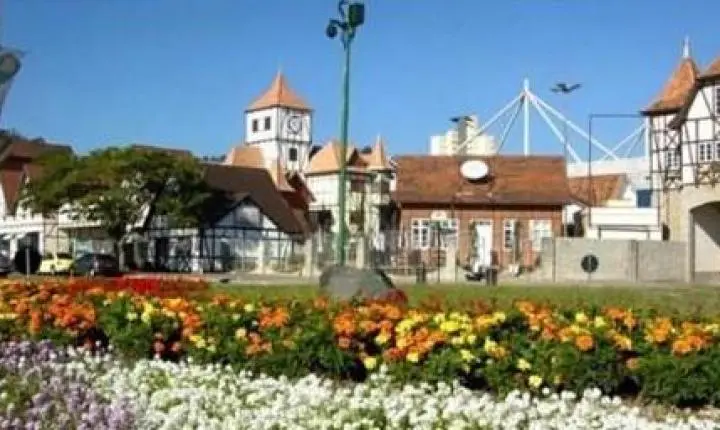 Entre cavalos brancos, patos e cabras  