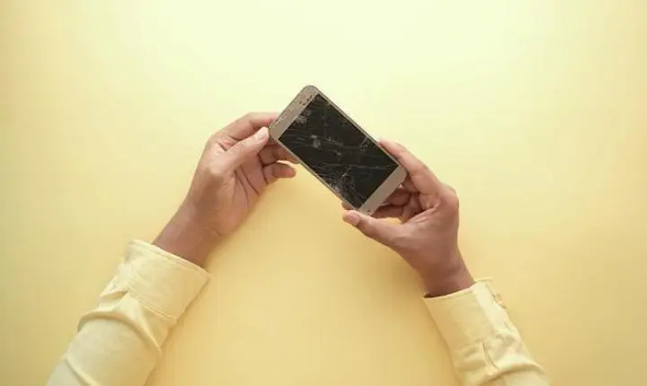 Homem que agride e destrói celular da ex-mulher terá de indenizá-la em R$ 21 mil 