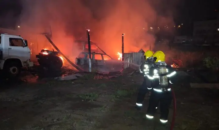 INCÊNDIO ATINGE OFICINA MECÂNICA NOS INGLESES EM FLORIANÓPOLIS 
