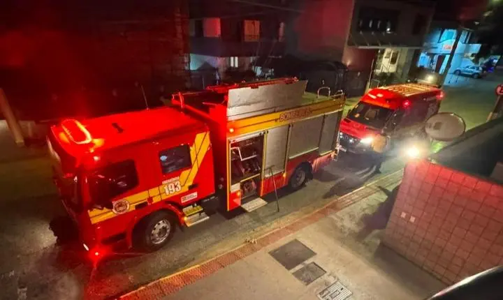 Incêndio em apartamento mobiliza equipes do Corpo de Bombeiros no Centro de Florianópolis