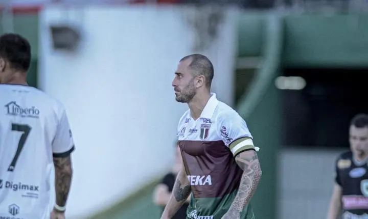 Marquinhos Pedroso vibra com classificação antecipada do Blumenau na Série D após vitória expressiva sobre o Azuriz