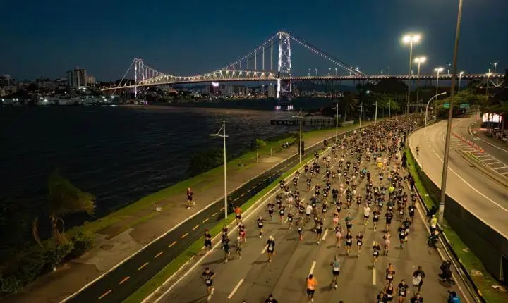 Meia Maratona Internacional de Florianópolis encerra edição histórica com recorde de público e quebra de marca nos 21K