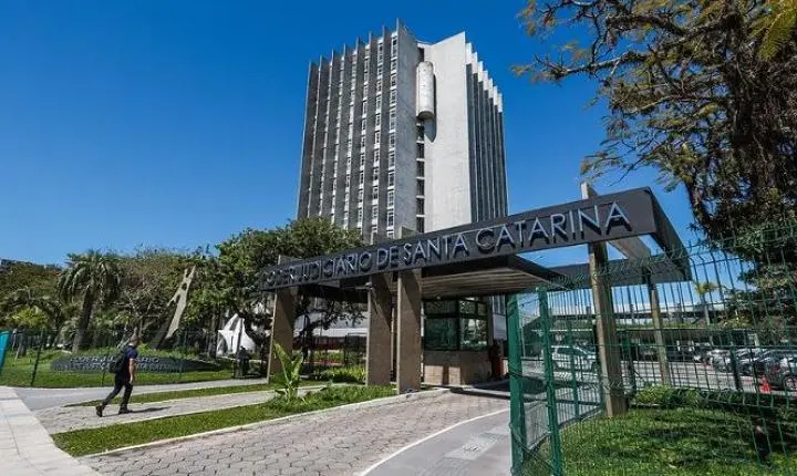 Mulher que atacou estátua de Iemanjá com golpes de marreta vai fazer tratamento médico