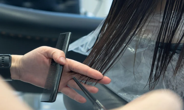 Outubro Rosa: ação em Florianópolis oferece cortes gratuitos e transforma mechas em perucas para mulheres com câncer
