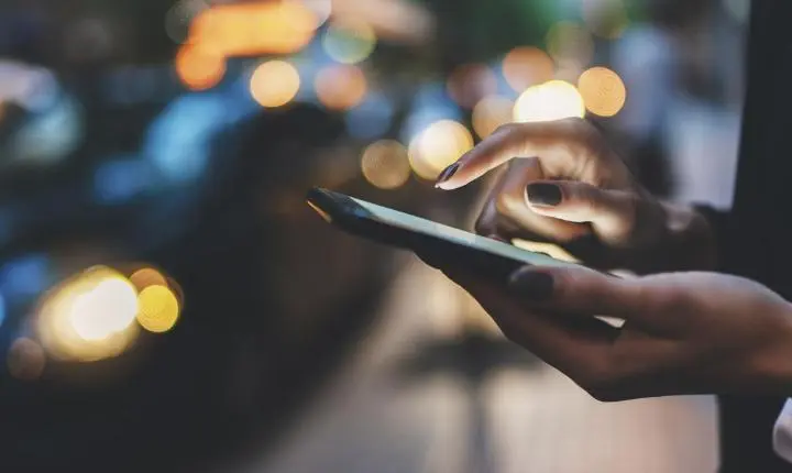 Plataforma de delivery deve retificar nome de mulher trans e indenizá-la