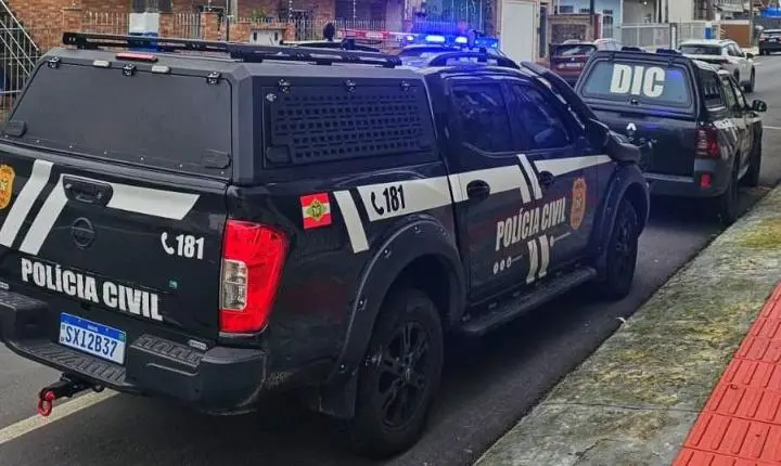POLÍCIA CIVIL CUMPRE MANDADOS DE BUSCA CONTRA FALSO POLICIAL CIVIL QUE AMEAÇOU MORADOR EM BALNEÁRIO CAMBORIÚ (SC).