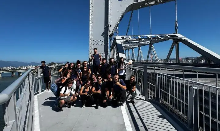 Projeto @floripa_26 transforma Florianópolis em sala de aula a céu aberto e mobiliza estudantes em maratona histórica e fotográfica