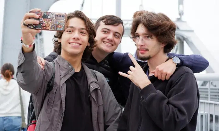 Projeto @floripa_26 transforma Florianópolis em sala de aula a céu aberto e mobiliza estudantes em maratona histórica e fotográfica