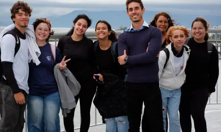 Projeto @floripa_26 transforma Florianópolis em sala de aula a céu aberto e mobiliza estudantes em maratona histórica e fotográfica
