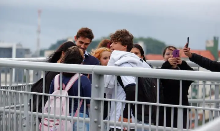 Projeto @floripa_26 transforma Florianópolis em sala de aula a céu aberto e mobiliza estudantes em maratona histórica e fotográfica