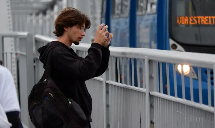Projeto @floripa_26 transforma Florianópolis em sala de aula a céu aberto e mobiliza estudantes em maratona histórica e fotográfica