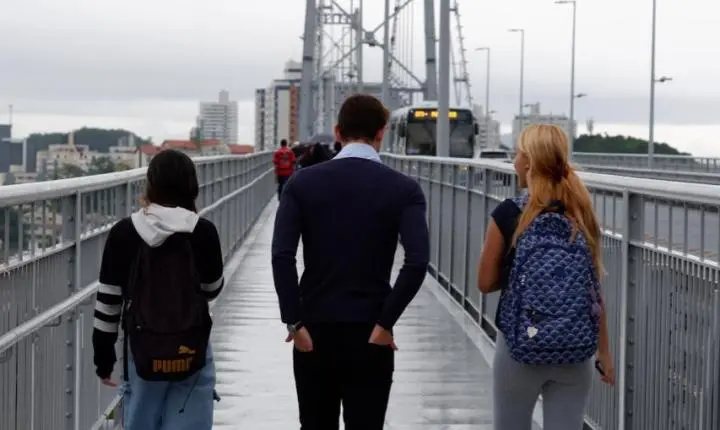 Projeto @floripa_26 transforma Florianópolis em sala de aula a céu aberto e mobiliza estudantes em maratona histórica e fotográfica