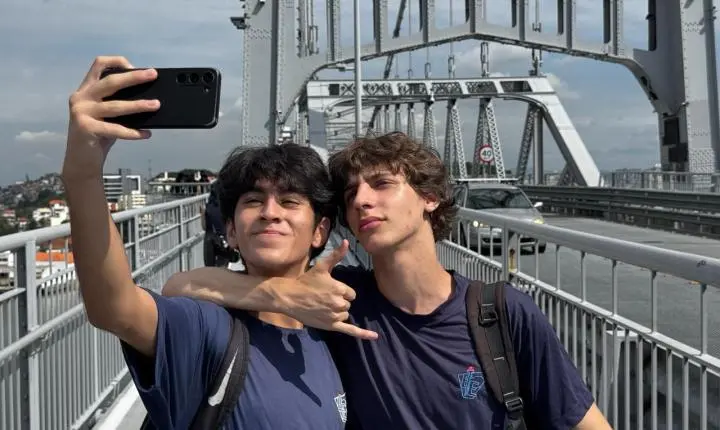 Projeto @floripa_26 transforma Florianópolis em sala de aula a céu aberto e mobiliza estudantes em maratona histórica e fotográfica