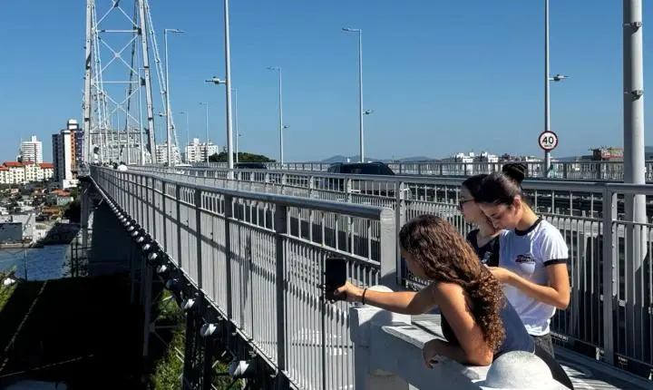 Projeto @floripa_26 transforma Florianópolis em sala de aula a céu aberto e mobiliza estudantes em maratona histórica e fotográfica