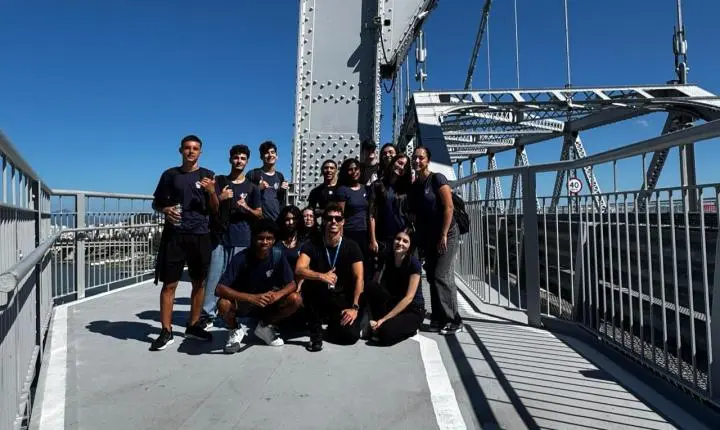 Projeto @floripa_26 transforma Florianópolis em sala de aula a céu aberto e mobiliza estudantes em maratona histórica e fotográfica