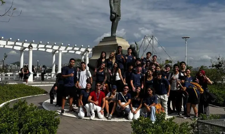 Projeto @floripa_26 transforma Florianópolis em sala de aula a céu aberto e mobiliza estudantes em maratona histórica e fotográfica