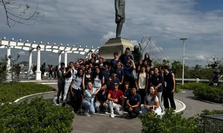 Projeto @floripa_26 transforma Florianópolis em sala de aula a céu aberto e mobiliza estudantes em maratona histórica e fotográfica